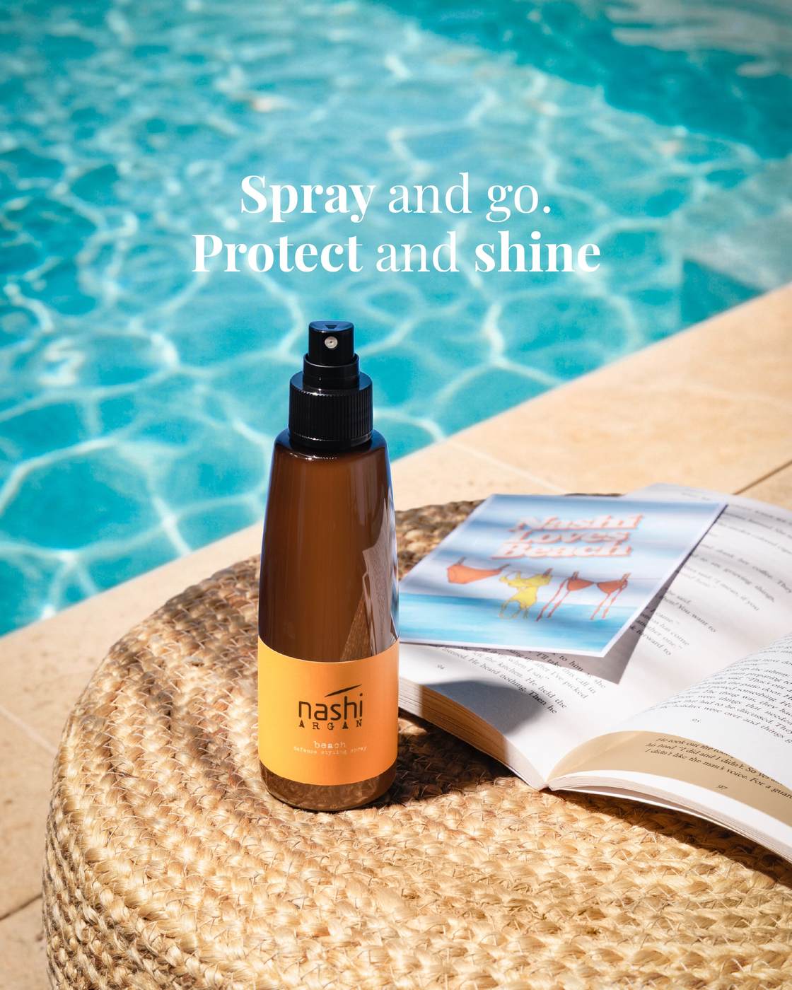 Uno spray Nashi Argan a bordo piscina, accanto a una rivista